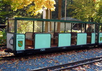 Bild von einem überdachten Personenwagen der Dresdner Parkeisenbahn