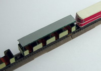Bild vom Modell eines überdachten Personenwagens der Dresdner Parkeisenbahn