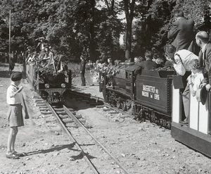 Bild Kindereisenbahn Dresden, Zubegegung an der Ausweichstelle Große Wiese, SLUB Dt.Fotothek Höhne+Pohl
