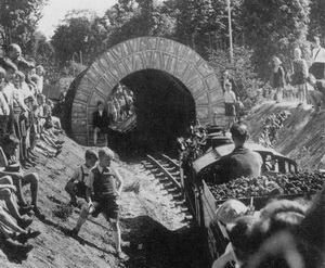 Bild Kindereisenbahn fährt in den kurzen Tunnel