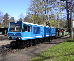 Bild Die Elektroakkulok EA02 mit neuem Lack im Bahnhof Zoo.