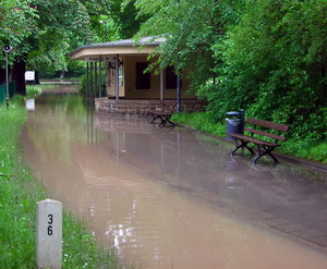 Bild Hochwasser im Großen Garten am Bahnhof Palaisteich der Parkeisenbahn Dresden 2013
