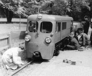 Bild Die kleine Elektroakkulok EA01 bei einer Probefahrt im Jahr 1961/62 am Bahnhof Karcherallee