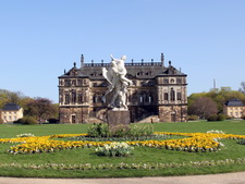 Bild: An dem Rundkurs der Parkeisenbahn liegt auch das Palais des Großen Gartens.