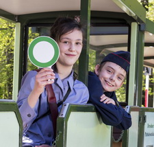 Bild: Jungen und Maedchen bei der Parkeisenbahn