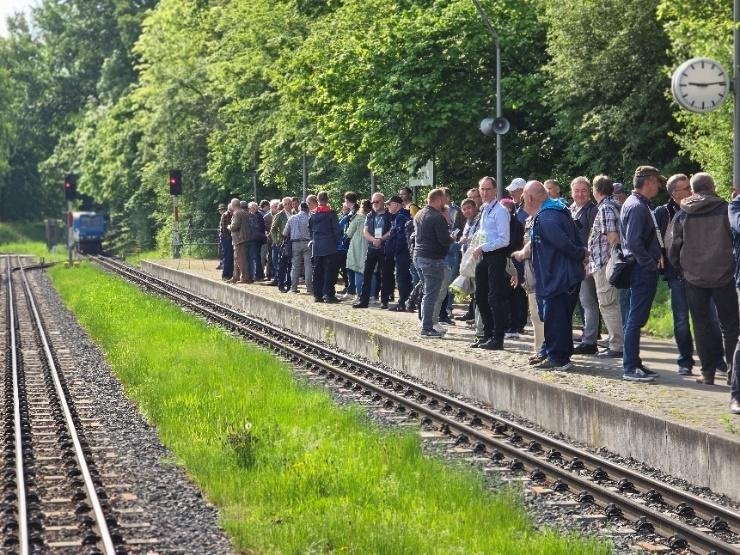 Ehemalige warten auf den Zug (2025)