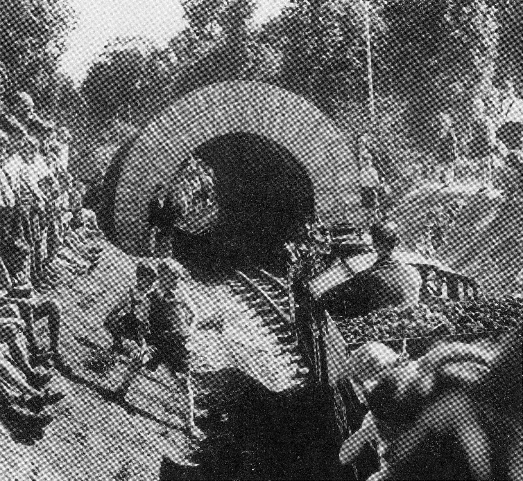 Einfahrt des Zuges in den Tunnel.