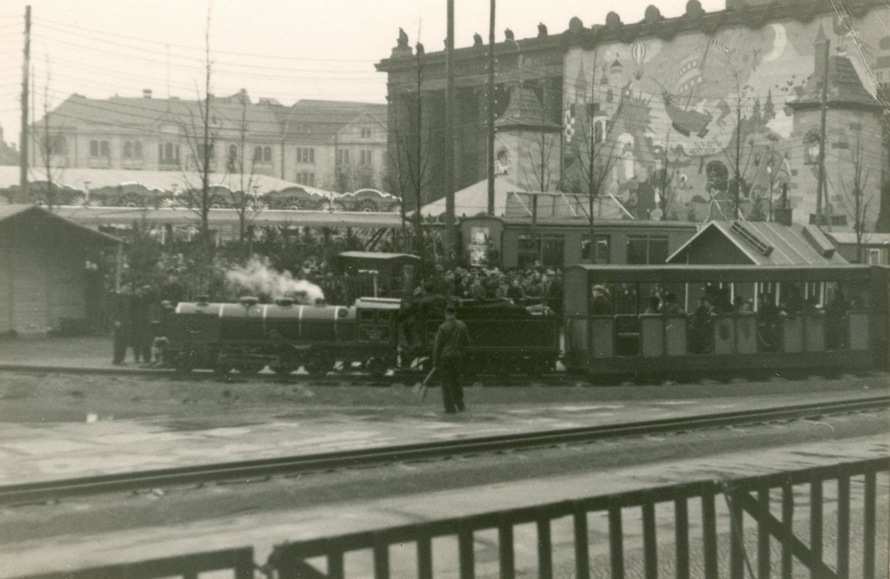 Lok der Dresdner Pioniereisenbahn in Berlin