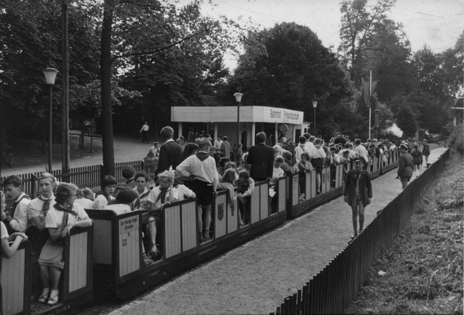 Das neue Bahnsteiggleis am Bahnhof Freundschaft im Jahr 1960