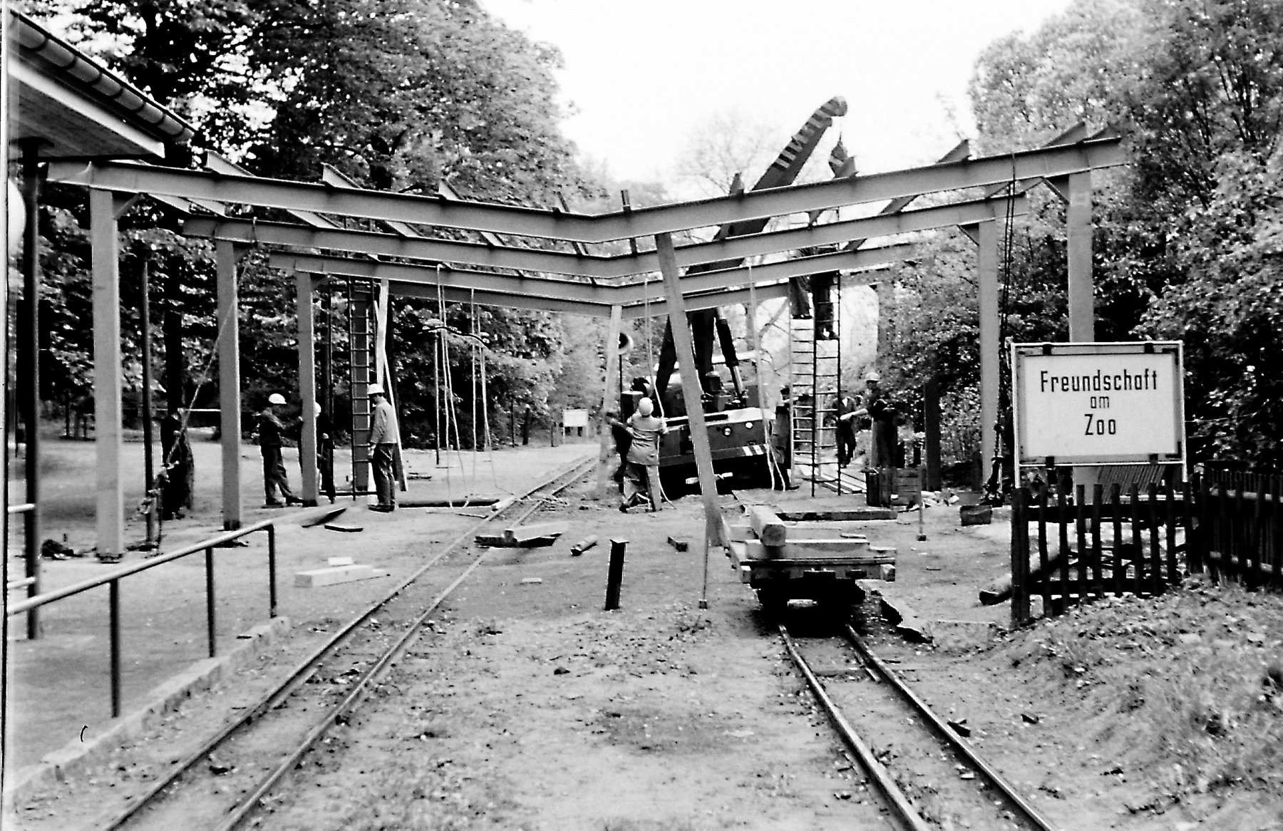 Bau der Bahnsteigüberdachung Zoo