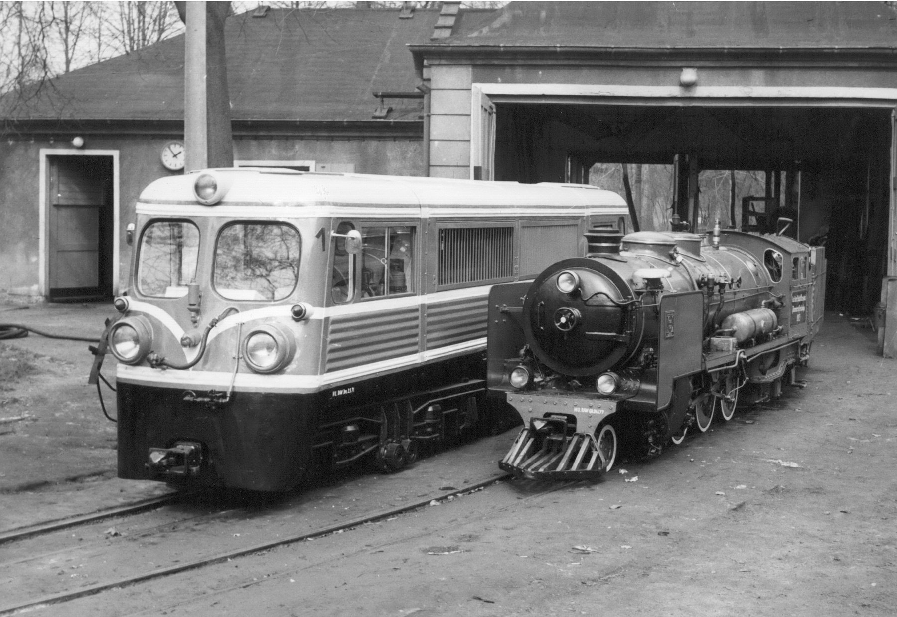 EA01 und 003 vor dem Lokschuppen 1978