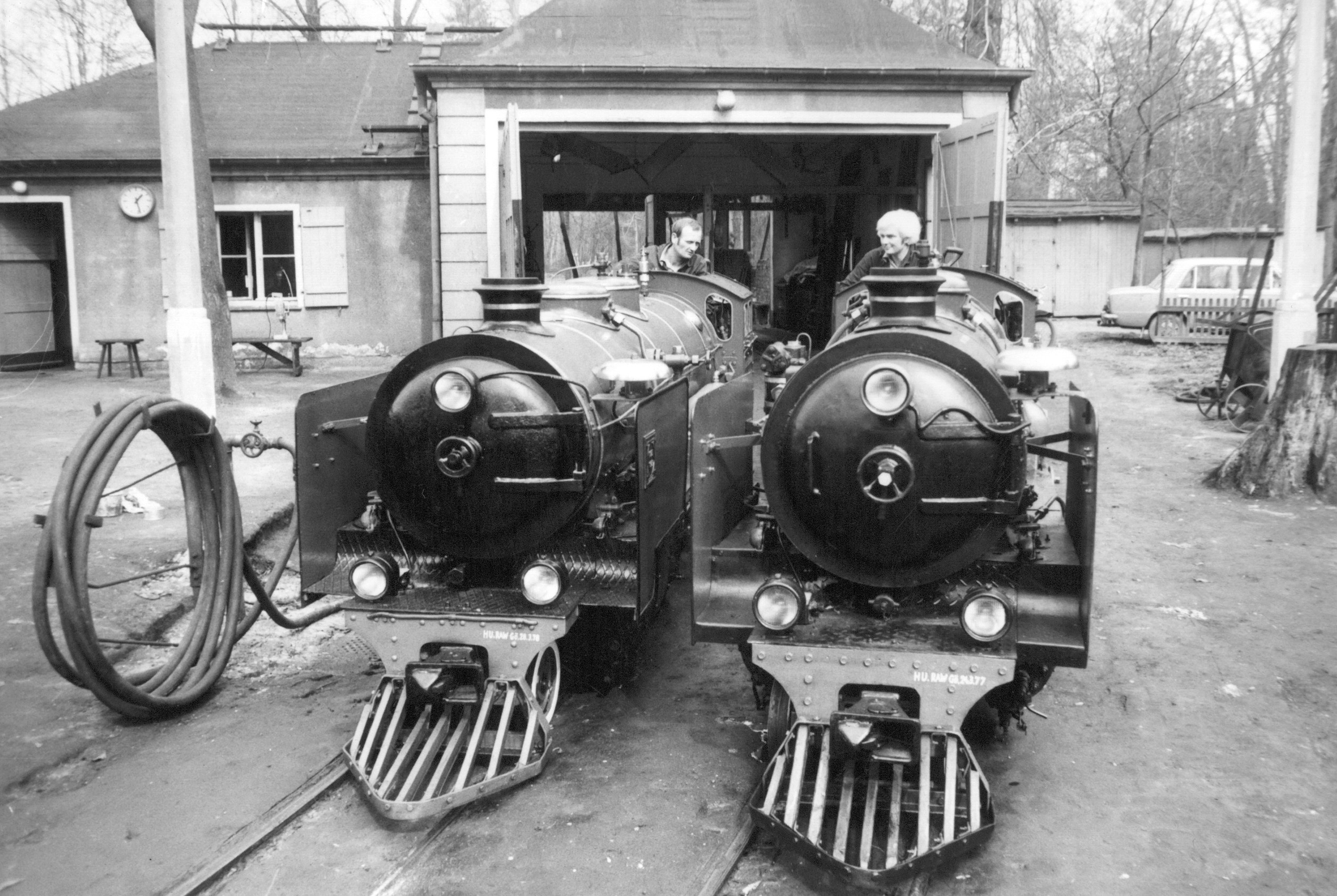001 und 003 vor dem Lokschuppen am Bahnhof Zoo
