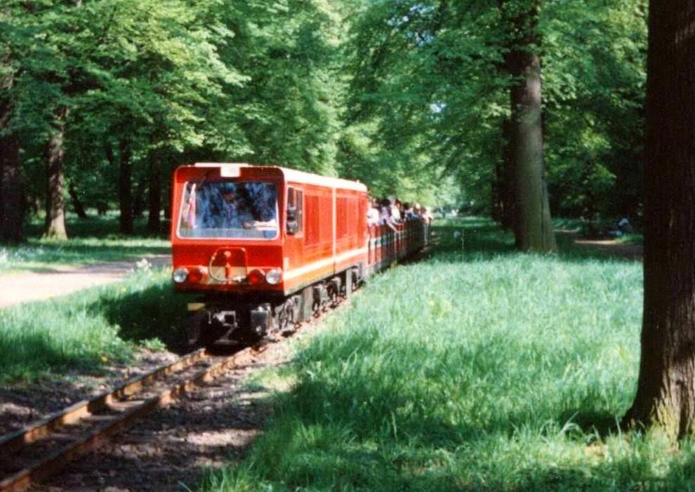 Lok "EA02" mit dem roten LGB-Zug