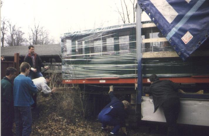 Anlieferung der neuen geschlossenen Wagen.