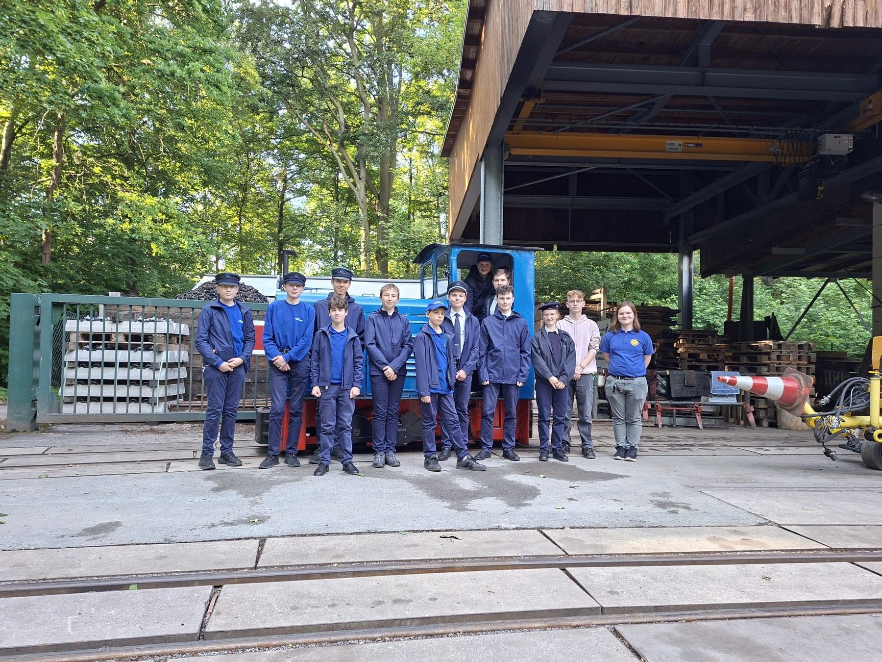 Gruppenbild in Uniform vor der Diesellokomotive der Parkeisenbahn Chemnitz