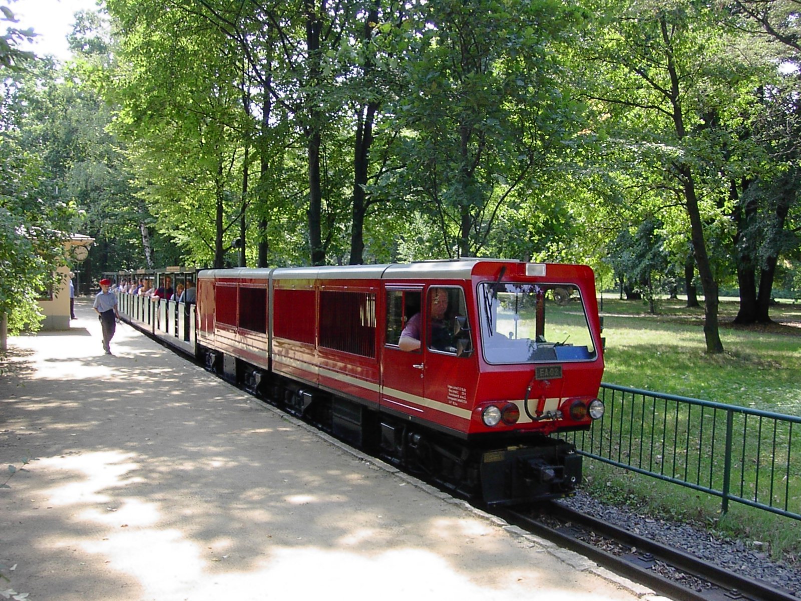 Die "EA02" am Bf. Karcherallee