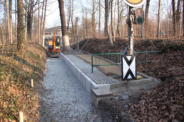 Der Bahnsteig des Bf. Carolasee wird erneuert.