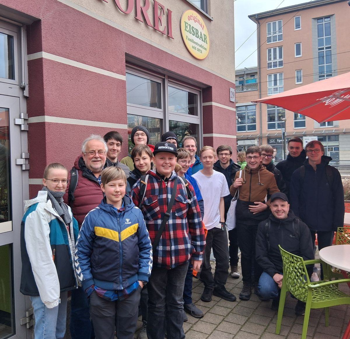 Gruppenfoto vor original Eisbar Heidi Haselbauer an der Zwingli-Straße