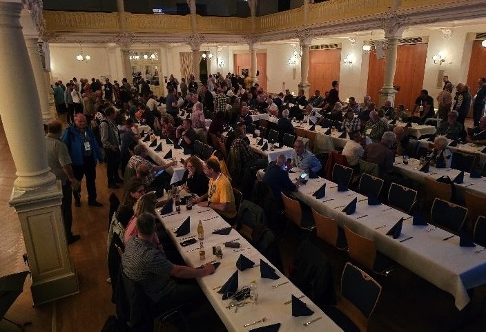 Ehemalige zum Essen im Lokschuppen