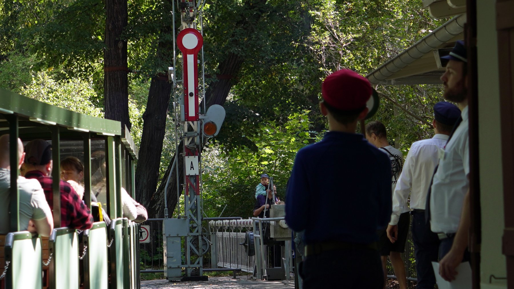 Bahnhofsaufsicht fertigt Zug am Bhf Carolasee ab