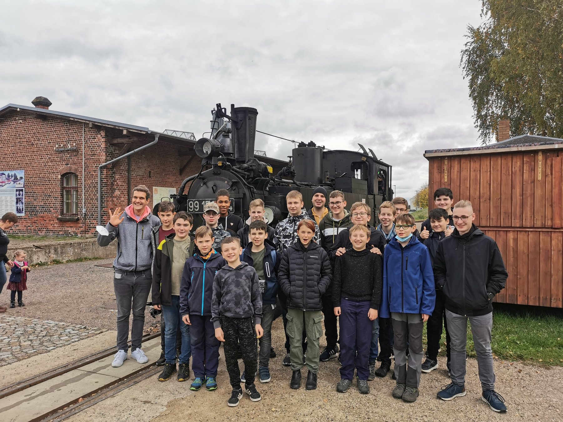 Gruppenbild vor der Damfplokomotive der Döllnitzbahn