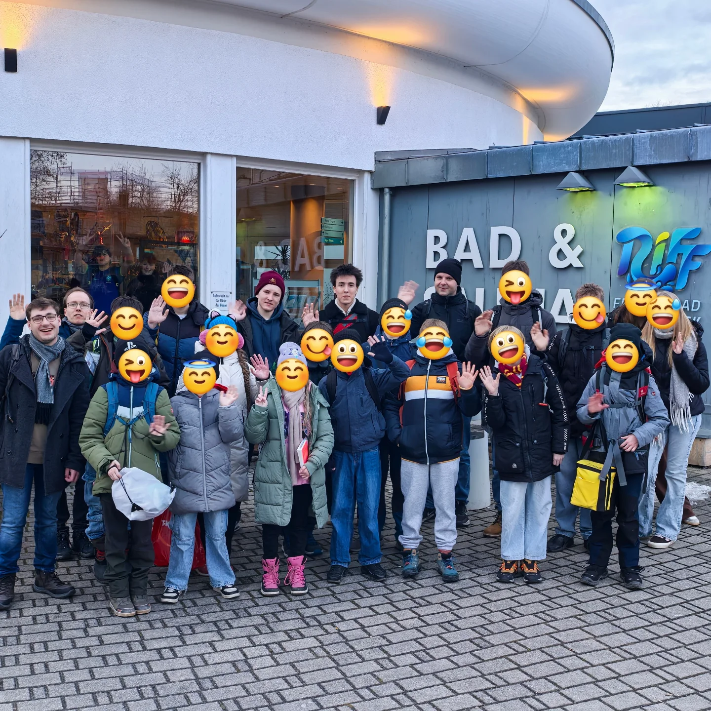Gruppenbild vor dem Schwimmbad
