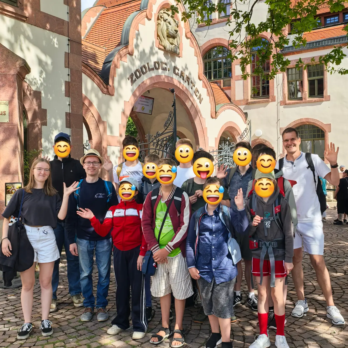 Gruppenbild vor dem Eingang Zoo Leipzig