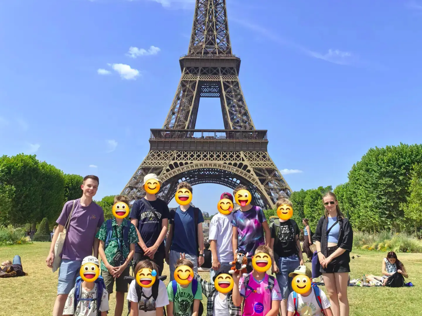 Gruppenfoto vor dem Eiffelturm in Paris