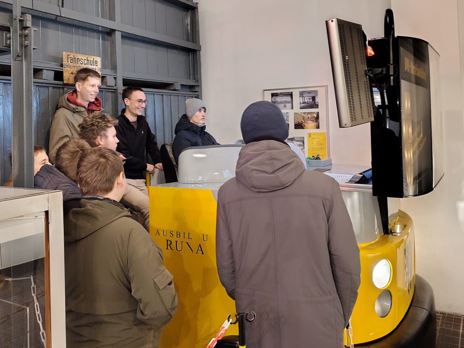 Gruppe Kinder um den Straßenbahnsimulator