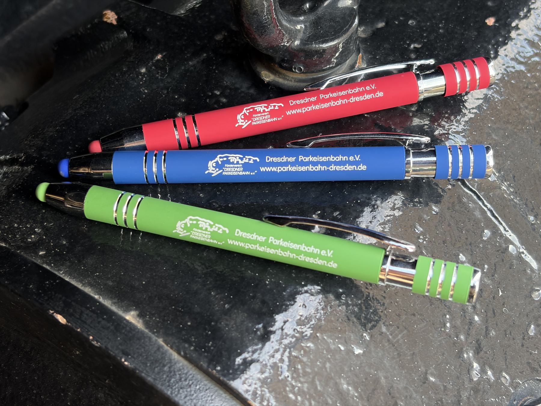 drei Kugelschreiber in den Farben rot, blau und grün