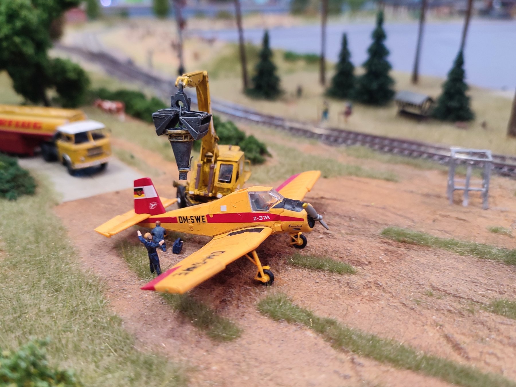 Modellbahnanlage mit Flugzeug auf der Hobbymesse in Leipzig