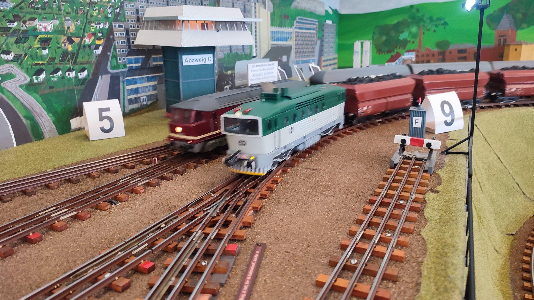 Parallelfahrt auf der Modellbahn
