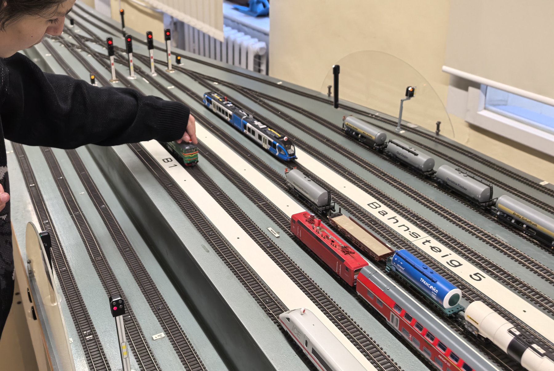 Parkeisenbahner bedient Zug auf der Lehranlage in Gotha