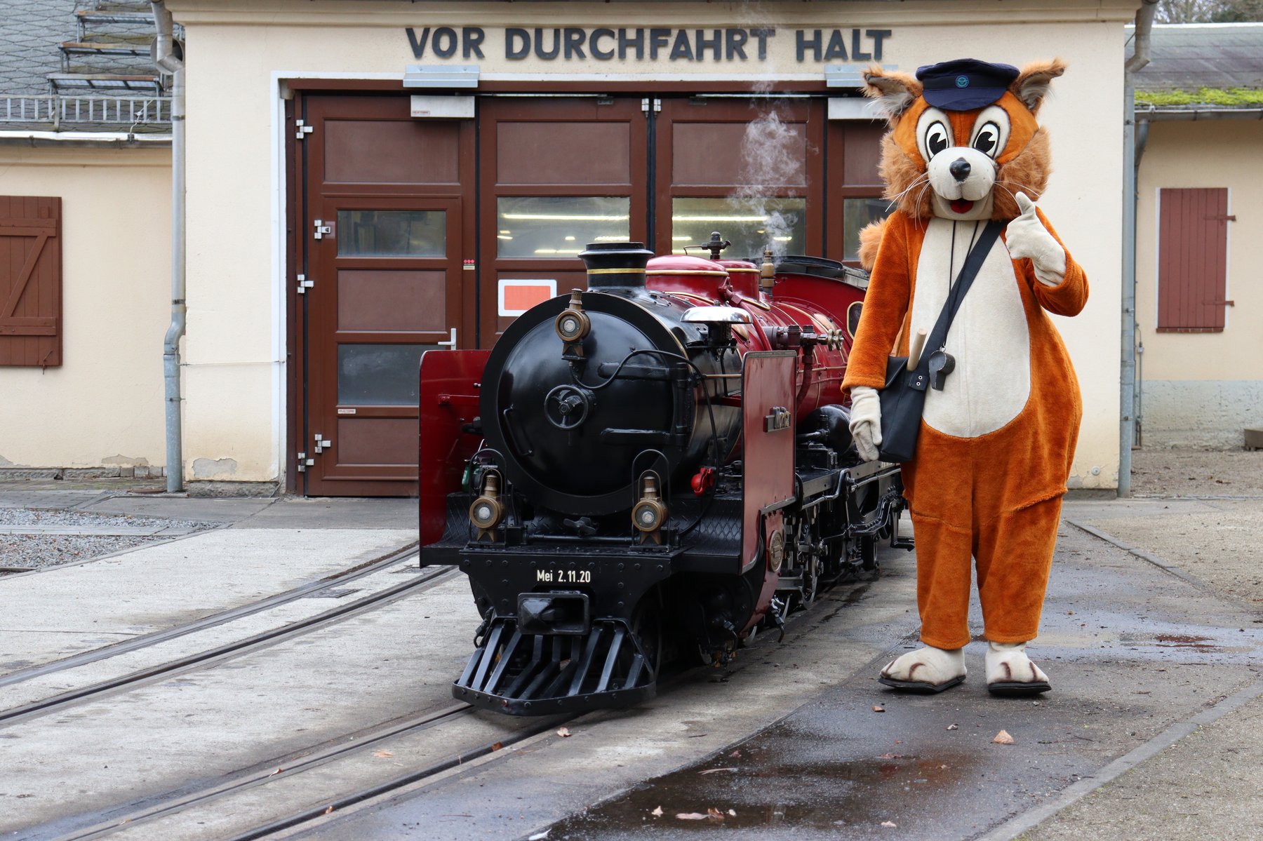 Parkolino mit 003 vor dem Lokschuppen
