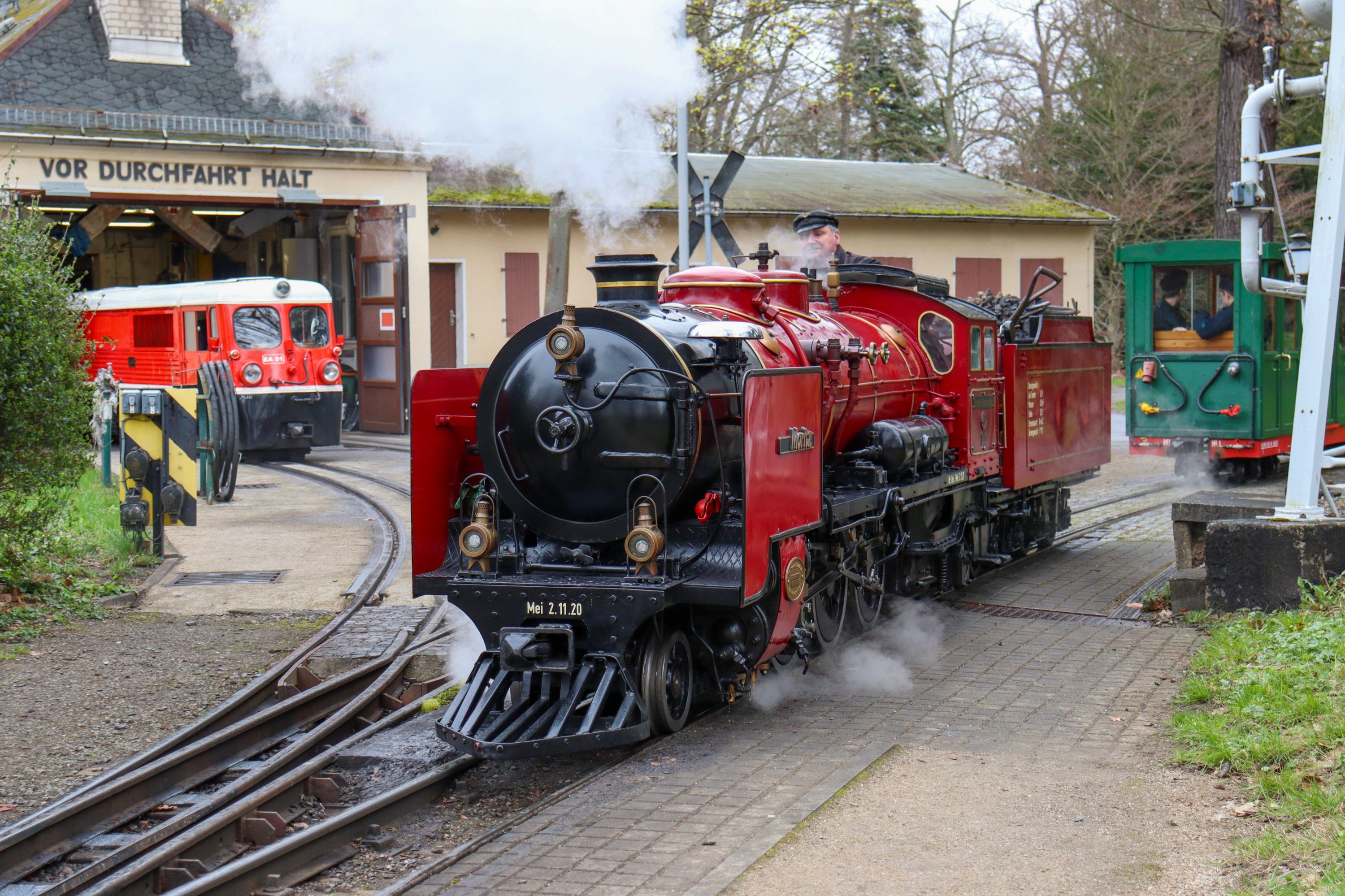 Lokwechsel EA01 und 003 vor dem Lokschuppen