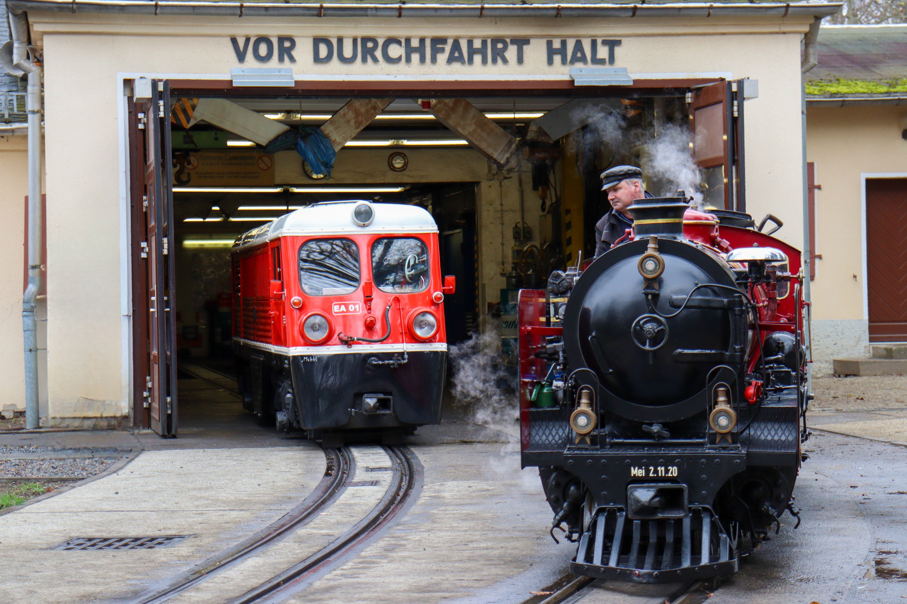 EA01 und 003 vor dem Lokschuppen