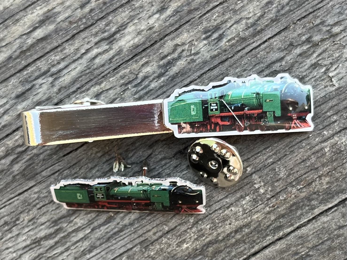 Krawattennadel und Pin mit Motiv der Dampflok Lisa der Parkeisenbahn