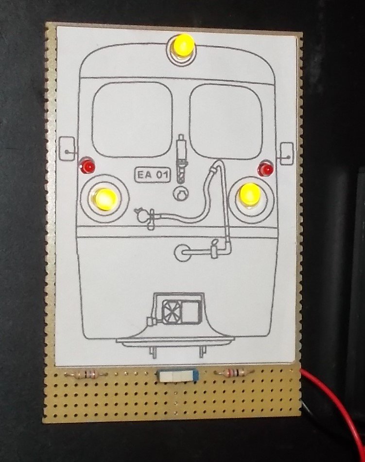 Platine mit Bild von EA01 und LED als Spitzenlicht "Junior Lötseminar"