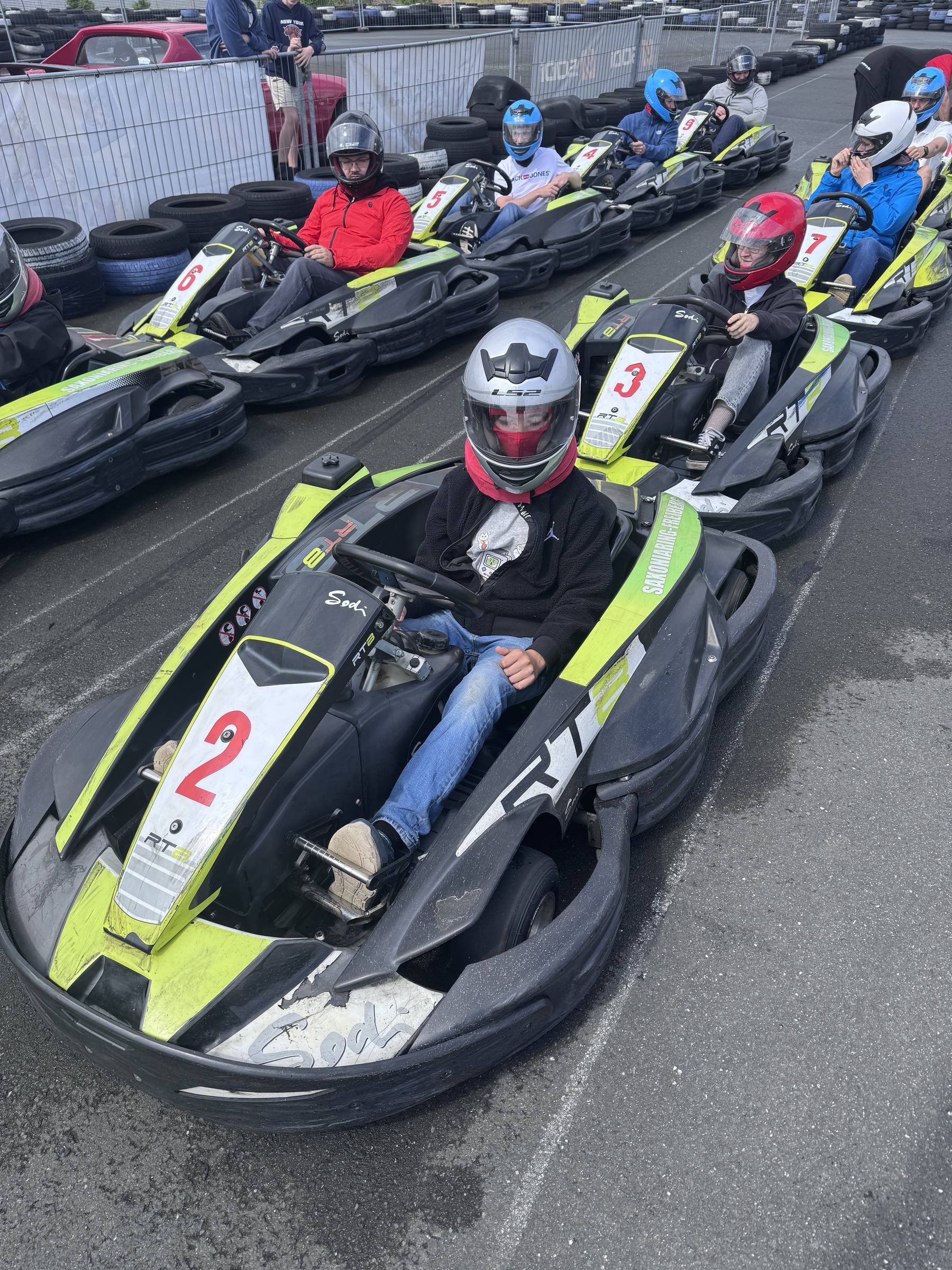 Karts in der Box kurz vor dem Start