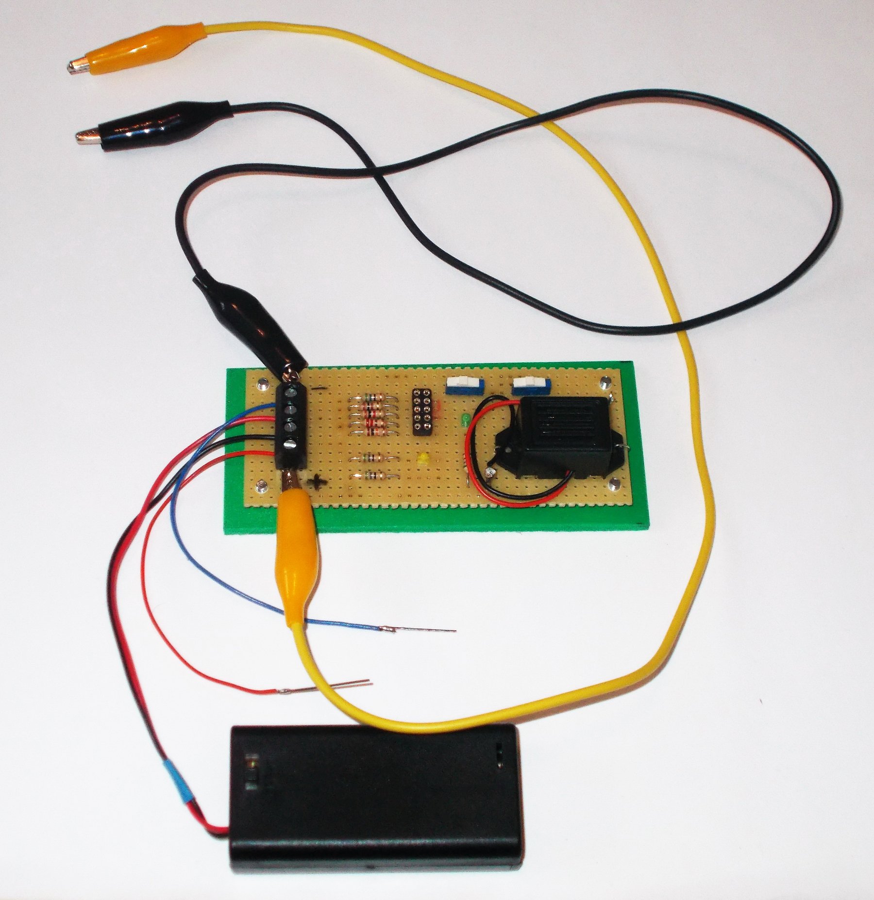 LED Tester Platine mit Batteriebox und angeschlossenen Kabeln
