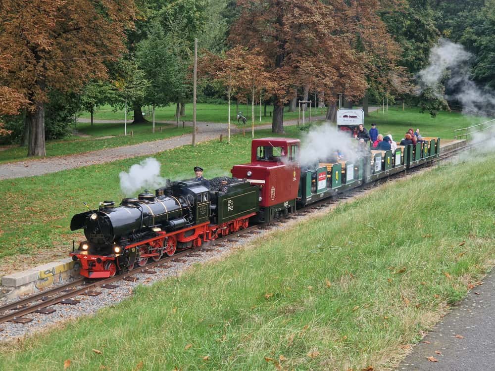 Dampflok 002 und Diesellok der Leipziger Parkeisenbahn auf freier Strecke