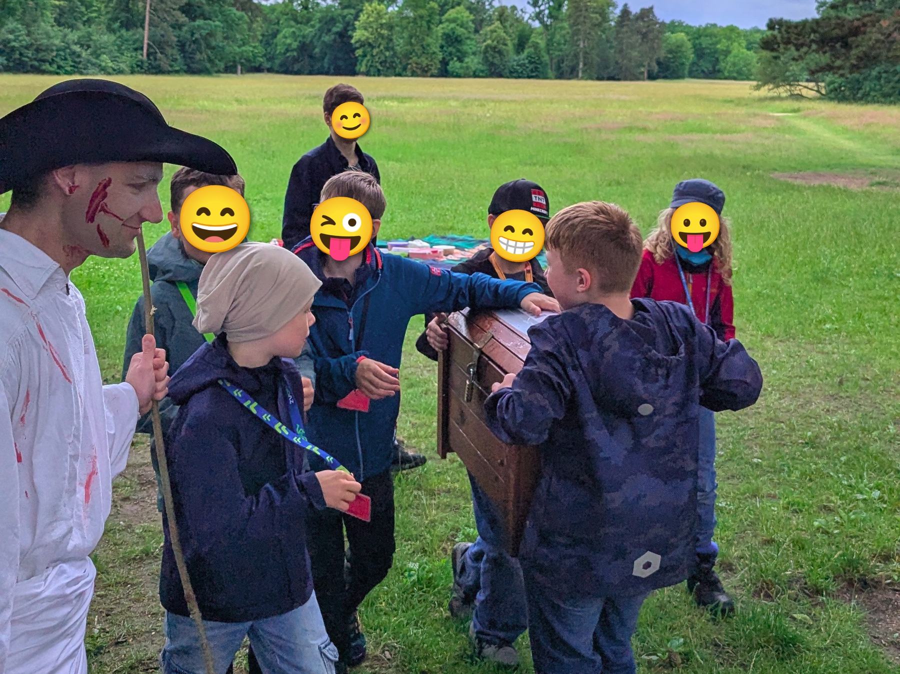 Kinder tragen Schatztruhe, daneben steht toter Franzose
