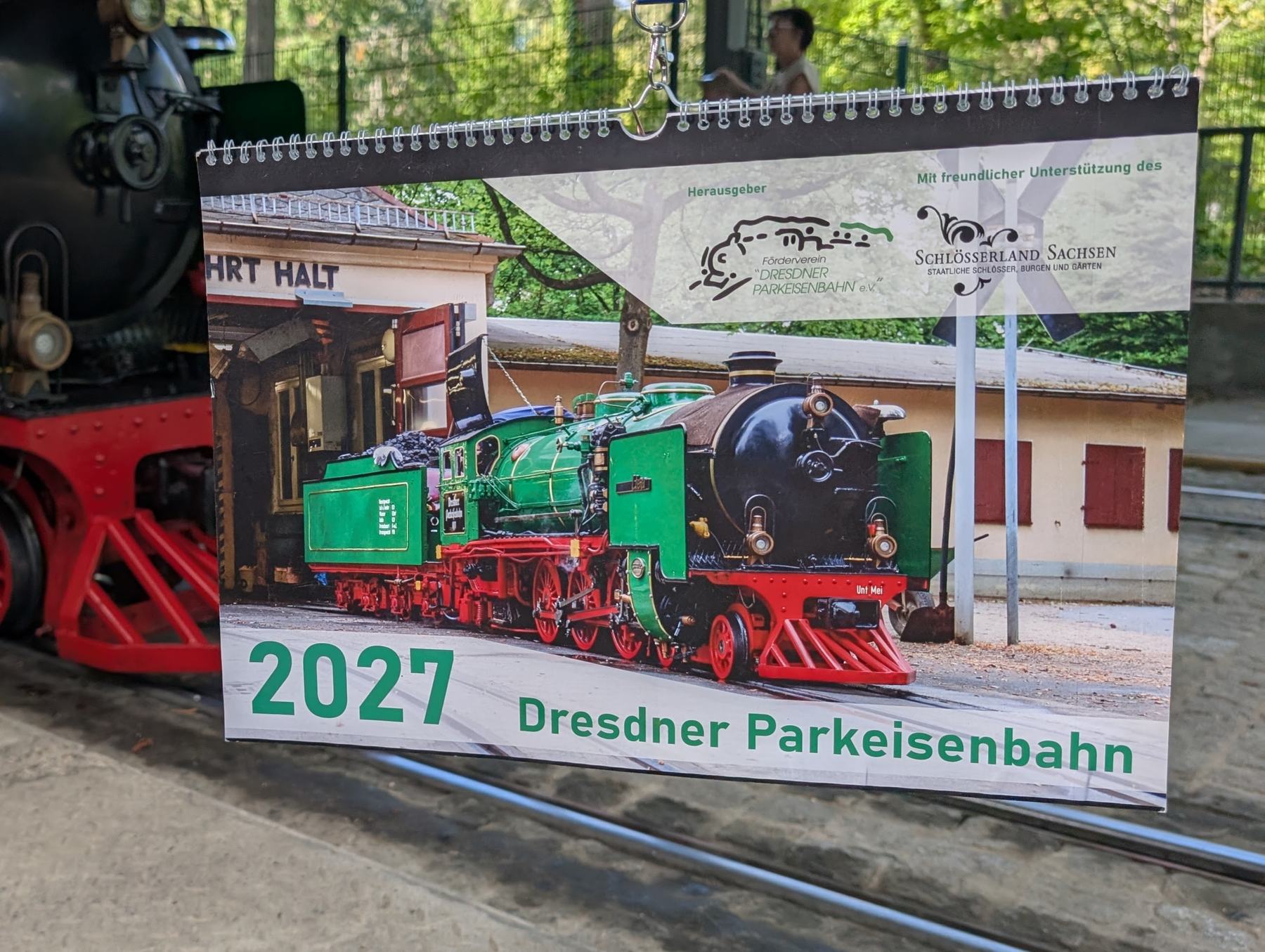Deckblatt des Monatskalenders der Parkeisenbahn 2027 mit Dampflok 001 vor dem Lokschuppen