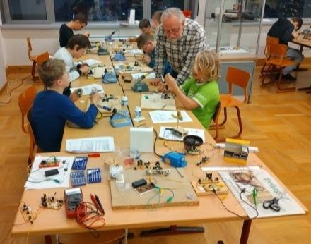 Parkeisenbahnerinnen und Parkeisenbahner beim Lötseminar
