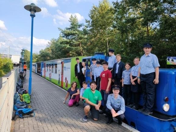 Besuch der Berliner Parkeisenbahn im Jahr 2024. Parkeisenbahnerinnen und Parkeisenbahner vor der Lok.