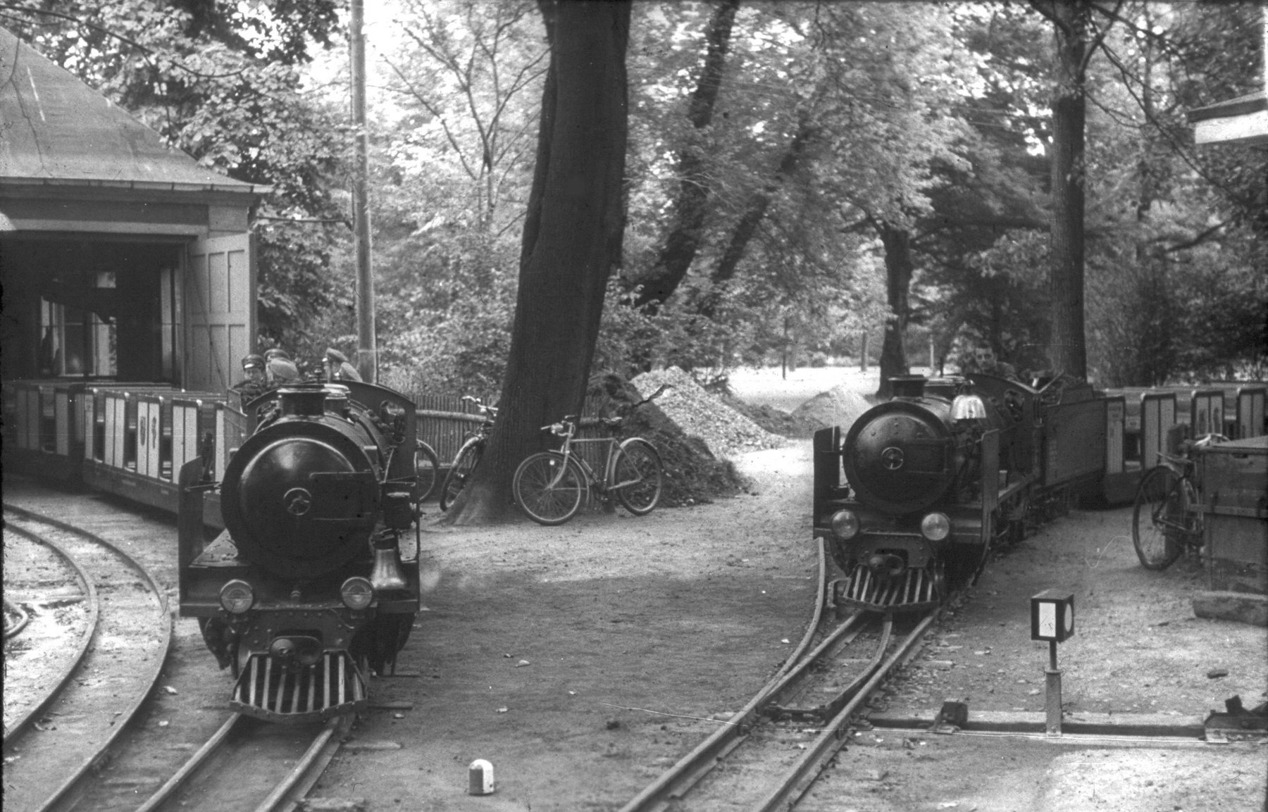 "001" und "003" am Lokschuppen
