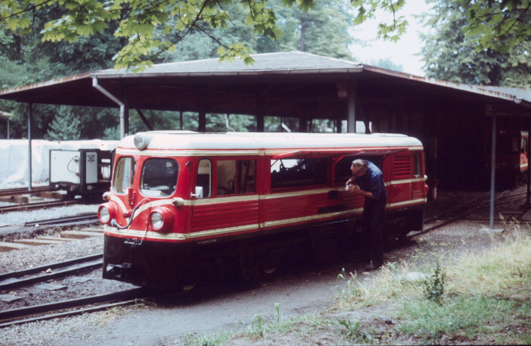 EA01 vor der Wagenhalle