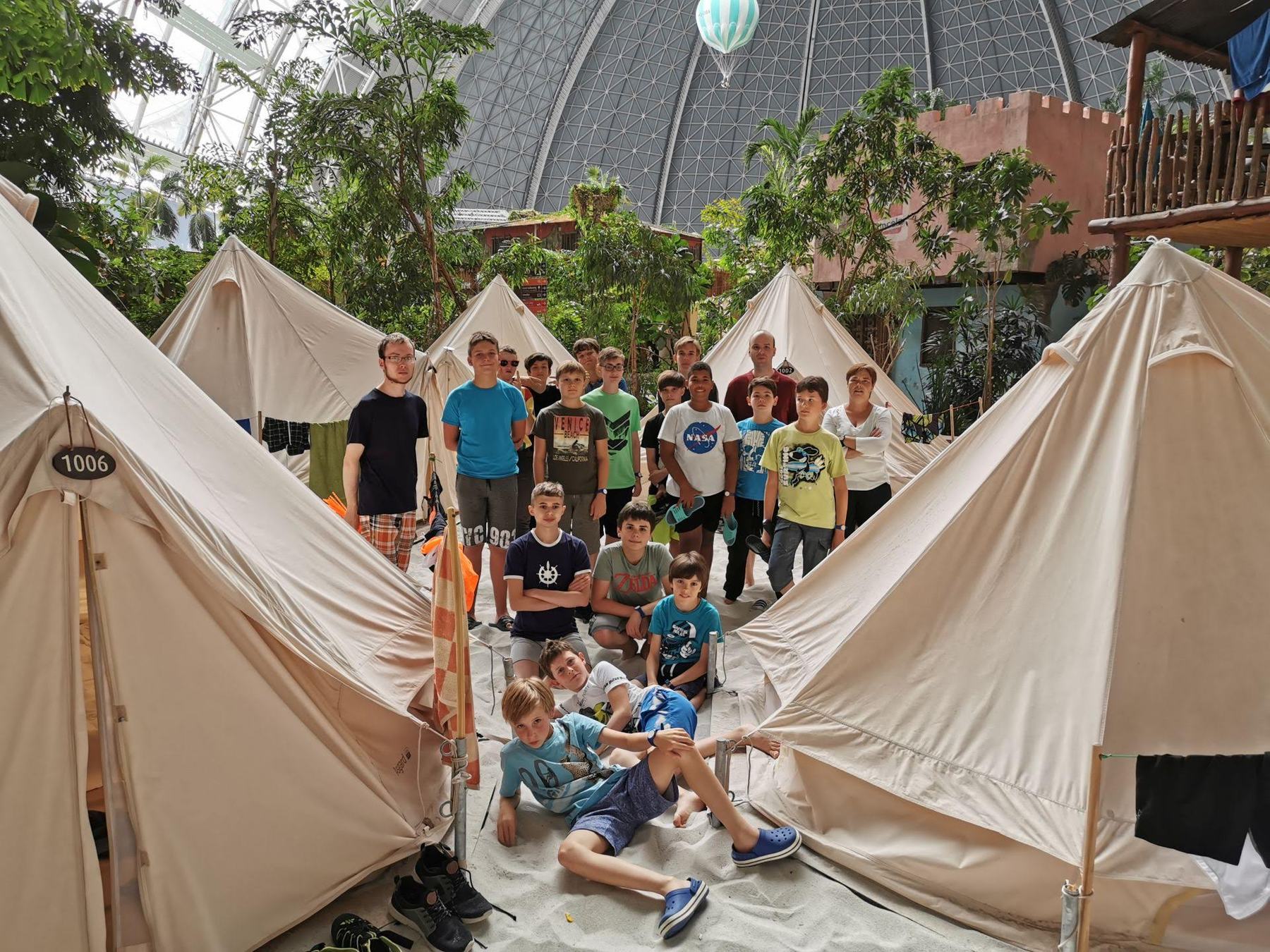 Gruppenbild vor den Zelten im Tropical Islands