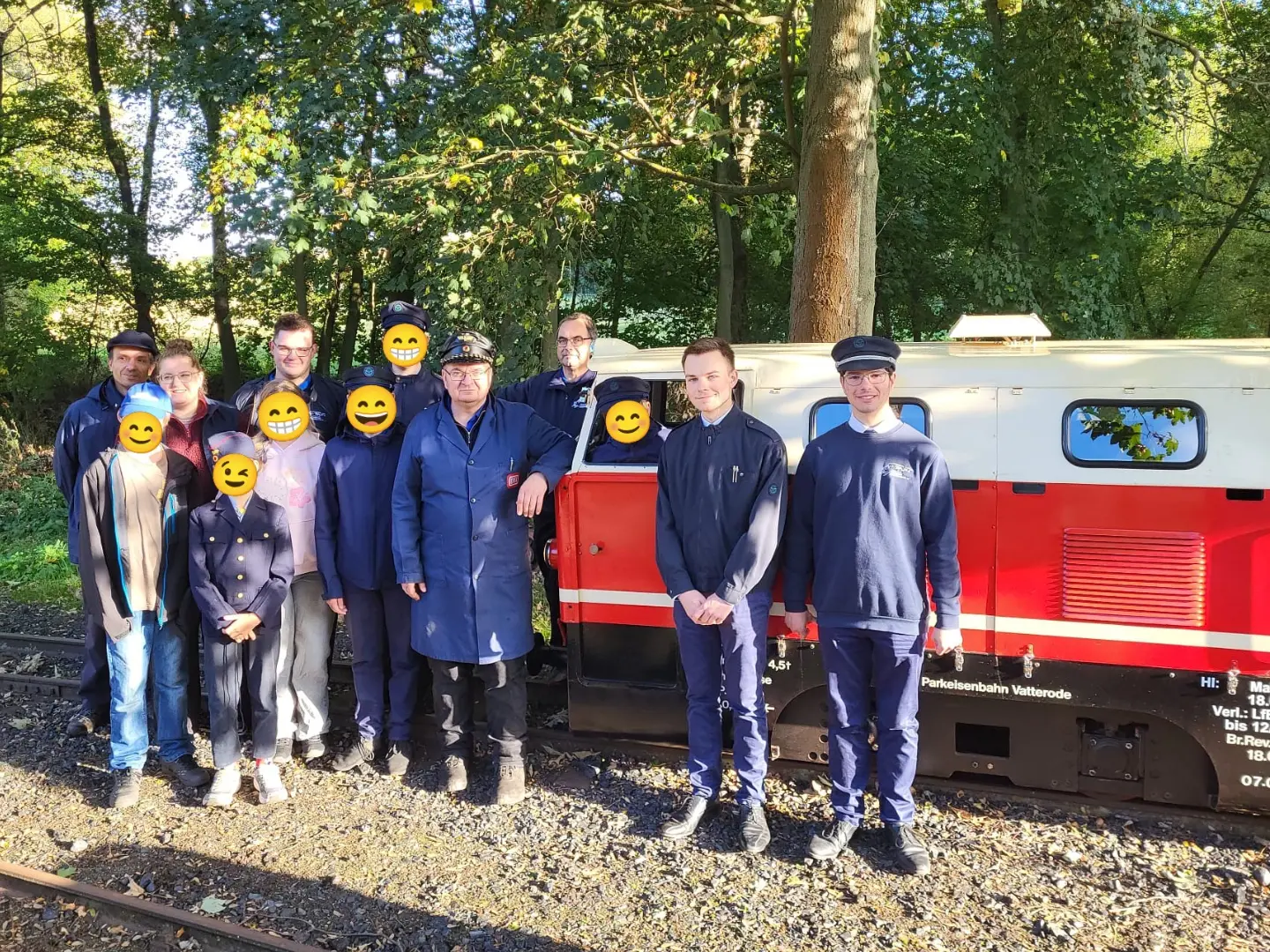 Gruppenbild der Dresdner Parkeisenbahner in Uniform vor der Lok der Vatteröder Parkeisenbahn.