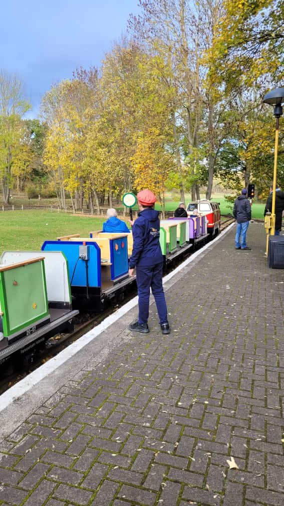 Parkeisenbahner hebt Befehlsstab